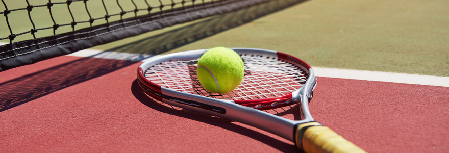 Deux raquettes et une balle de tennis